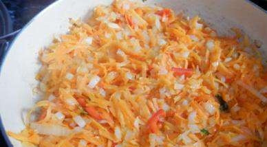 1. Этап. Запеканка из брюссельской капусты: Лук, морковку и сладкий болгарский перец следует обжарить на отдельной сковороде с добавлением растительного масла без запаха.