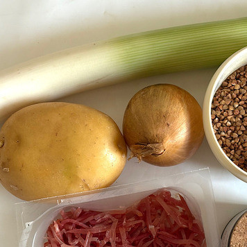 1. Этап. Айнтопф с гречкой и луком-пореем: Приготовить ингредиенты, их совсем немного. Лук и картофель почистить, порей разрезать вдоль пополам и помыть.