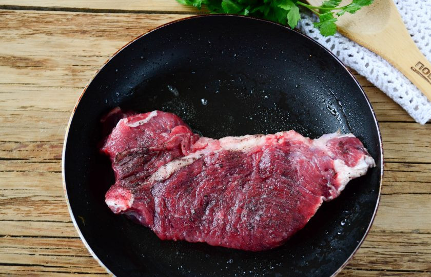 1. Этап. Французский перченый стейк: Хорошо разогрейте сковороду, растопите в ней сливочное масло вместе с растительным. Когда масло начнет шипеть, положите в сковороду стейк и готовьте с каждой стороны по 4-5 минут, можно немного дольше, если любите хорошо прожаренное мясо.