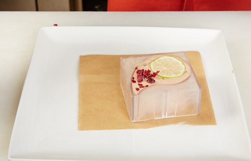 1. Этап. Шоколадный мусс с клюквой и лаймом: 7. Охладить. Украсить шоколадом, шоколадным топпингом , мятой и свежей клюквой.