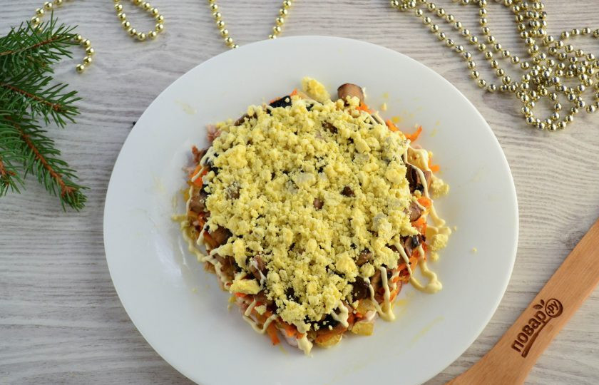 1. Этап. Слоеный салат «Мышка» с грибами и сыром: Теперь выложите измельченные желтки.