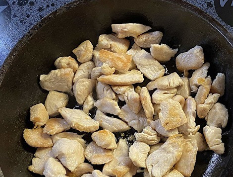 1. Этап. Запеканка с брокколи и индейкой: Стейк индейки, нарежьте на небольшие кусочки и обжарьте до полуготовности.