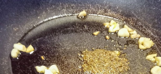 1. Этап. Карбонара с тыквой и хрустящим чесноком: В сковороде разогреть масло и жарить чеснок с орегано минуты 2. Затем убрать чеснок со сковороды и отложить в сторону.