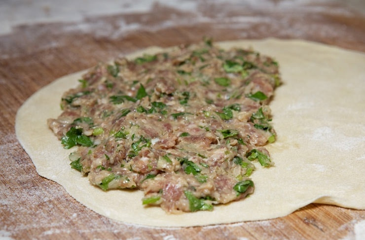 1. Этап. Заварное тесто для чебуреков с водкой: 9. Выложите на один край начинку, аккуратно залепите края.