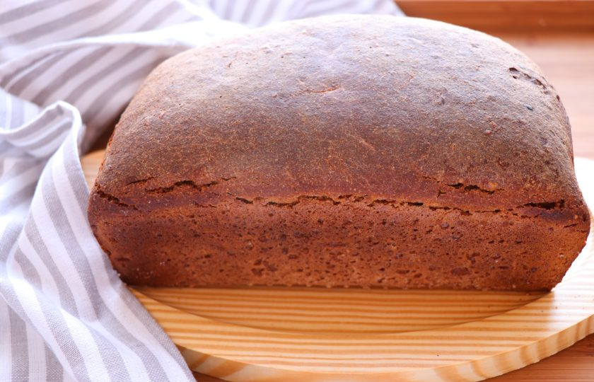 1. Этап. Ржано-пшеничный хлеб: Духовку разогрейте до 240 градусов, на дно духовки поставьте жаропрочную емкость с водой. Выпекайте хлеб 35 минут, затем выключите духовку и оставьте хлеб в ней еще на 20 минут. Готовый хлеб остудите на решетке. Пробовать хлеб рекомендуется не раньше, чем через 12 часов. Приятного аппетита!