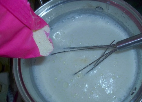 1. Этап. Манная каша с малиной: Молоко доводим до кипения, добавим две столовые ложки сахара и соль. Затем в кипящее молоко всыпаем тонкой струйкой манку, при этом хорошо размешиваем крупу в молоке венчиком.