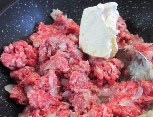 1. Этап. Начинка для пирожков с мясом: Потом добавляем фарш, масло сливочное и специи. Перемешайте и жарьте до готовности.