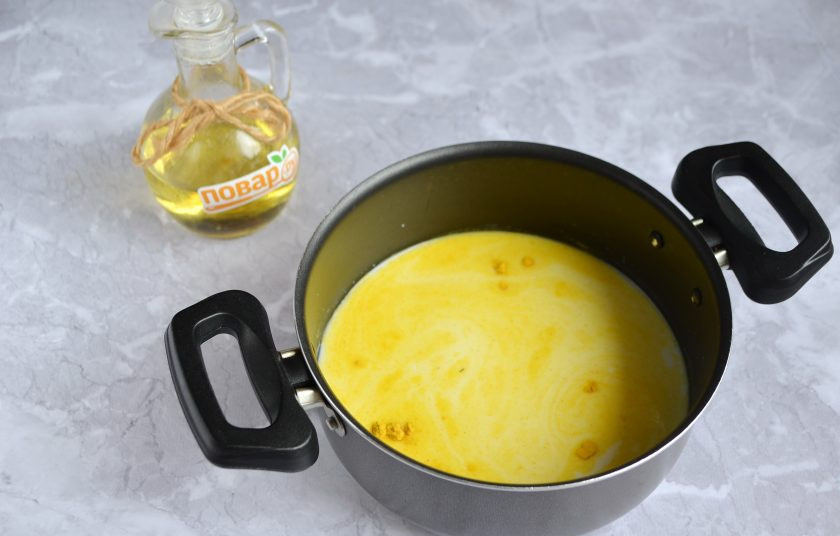 1. Этап. Золотые булочки: 2. В кастрюле соедините молоко, сахар и куркуму. Традиционно, конечно, используется шафран, но за его неимением можно использовать и куркуму. Доведите до кипения, затем остудите до 40 градусов.