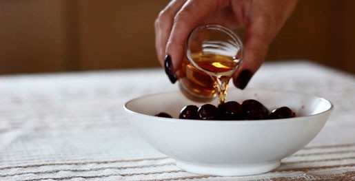 1. Этап. Вишня в шоколаде с коньяком: Если у вас вишня с косточками, то обязательно удалите их. Затем залейте ягоды коньяком на 10 часов и уберите в холодильник.