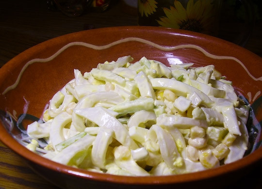 1. Этап. Салат из кальмаров с кукурузой: Поставьте салат в холодильник, чтобы он остыл и настоялся. После этого подавайте его в порционных тарелках.