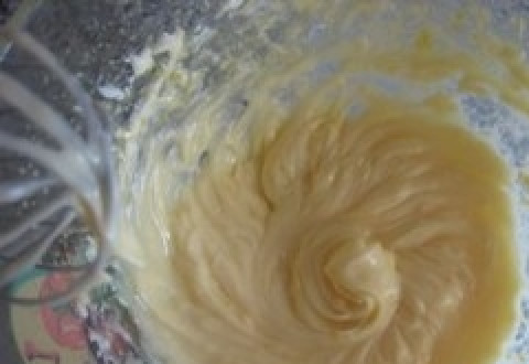 1. Этап. Торт Ореховый полет: 8. Масло предварительно размягчим и взобьем его венчиком.