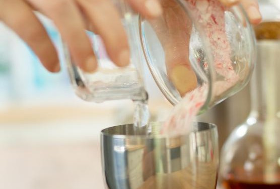 1. Этап. Коктейль Казанова: 2. Смешаем в шейкере охладженную водку, бренди и сладкие крошки. Мешаем тщательно, чтобы какая-то часть сладкого крошева растворилась.