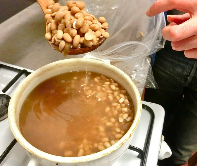 1. Этап. Мисо паста: Когда бобы соевые будут готовы, поместите их в большой пакет.