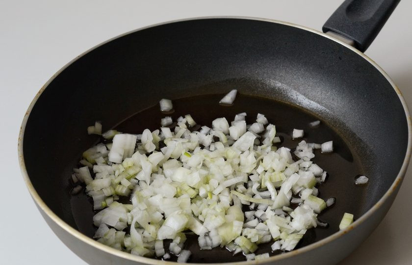 1. Этап. Ризотто Джейми Оливера: Нарежьте луковицу на мелкие кубики, обжарьте с маслом около 5 минут на медленном огне.