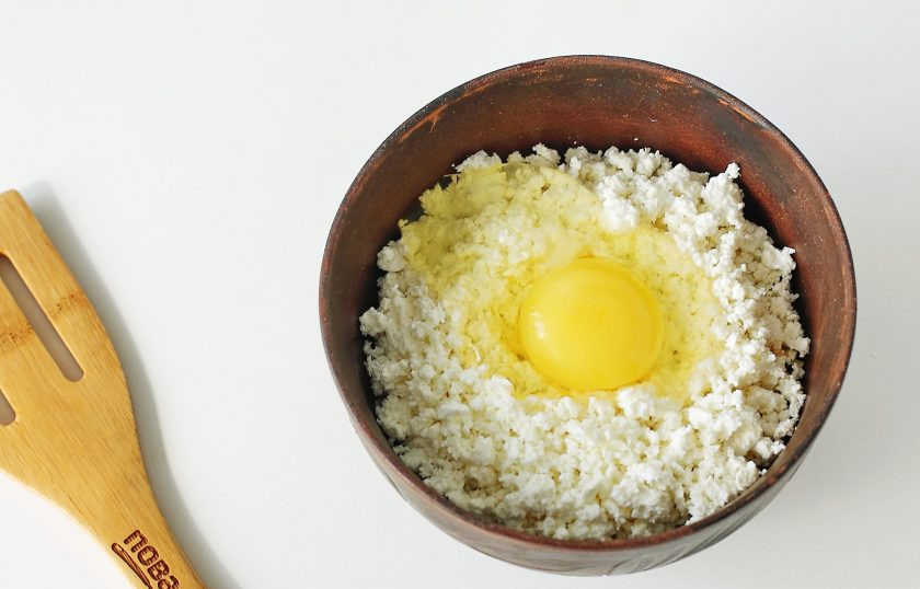 1. Этап. Сырные палочки с кунжутом: Добавьте творог и яйцо.