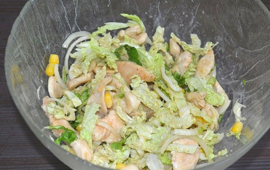 1. Этап. Салат Ревнивец: 13. Влейте заправку и перемешайте.