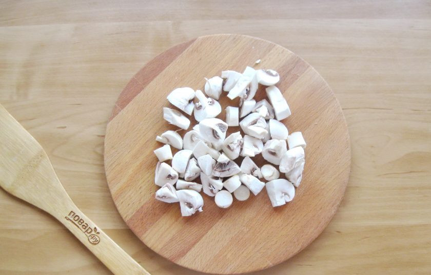 1. Этап. Салат Охотничий с грибами: Шампиньоны очистите и помойте, нарежьте.