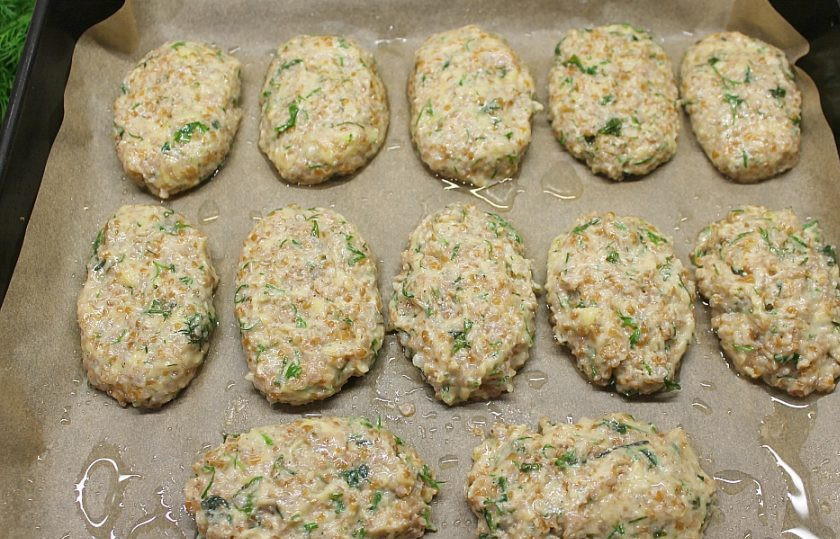 1. Этап. Пшеничные котлеты: 7. Противень покрываем пекарской бумагой и смазываем ее подсолнечным маслом. Формируем котлеты и выкладываем их на противень. Запекаем при температуре 190-200 градусов около 15 минут.