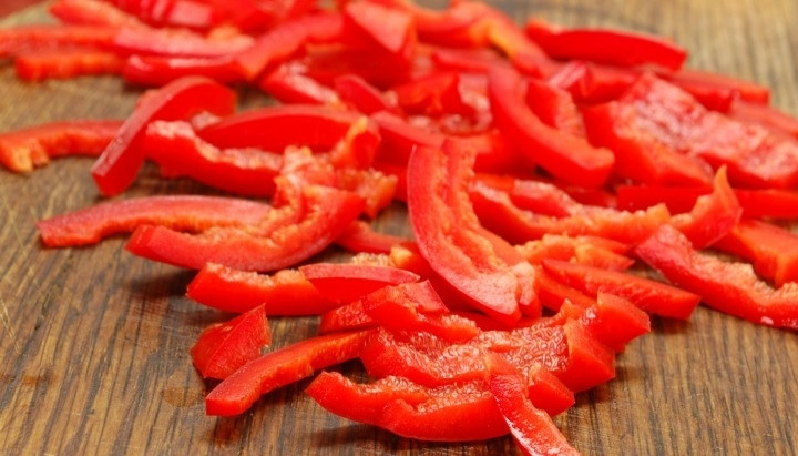 1. Этап. Морской салат с кальмарами: 1. Болгарский перец мою и разрезаю пополам, затем вычищаю семена и нарезаю овощ тонкими полосками.