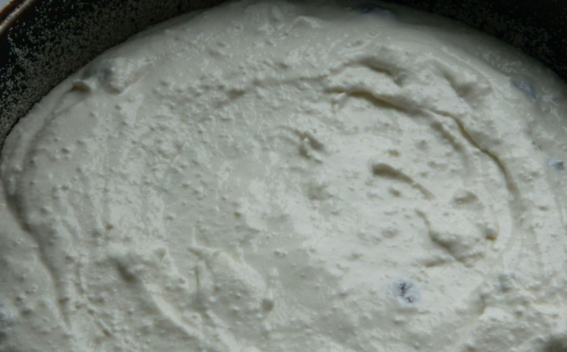 1. Этап. Творожная запеканка с изюмом в духовке: 3. Форму смажем сливочным маслом или застелим пергаментом, чтобы тесто не прилипало. Выкладываем запеканку в форму и отправим в духовку, разогретую до 200 градусов. Запекаем 30-40 минут.