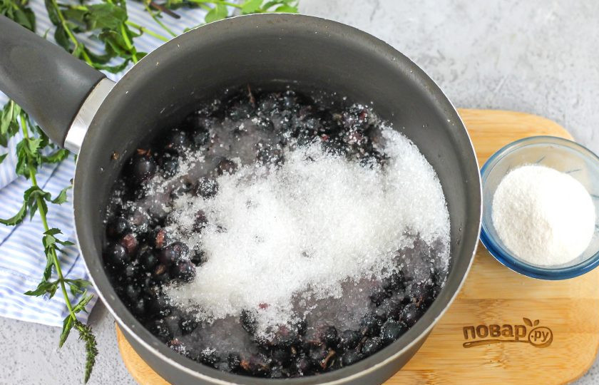 1. Этап. Компоте из черной смородины для торта: Черную смородину промойте в воде и высыпьте в казан или в ковш с антипригарным дном. Добавьте туда же сразу и сахарный песок. Помните, что смородина — кислая ягода, поэтому сахара не жалейте!