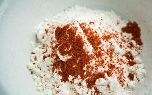 1. Этап. Рыба с овощами под маринадом: 2. В глубокую мисочку просейте муку, добавьте щепотку соли и перец по вкусу. Перемешайте все как следует. На сковороде разогрейте масло.