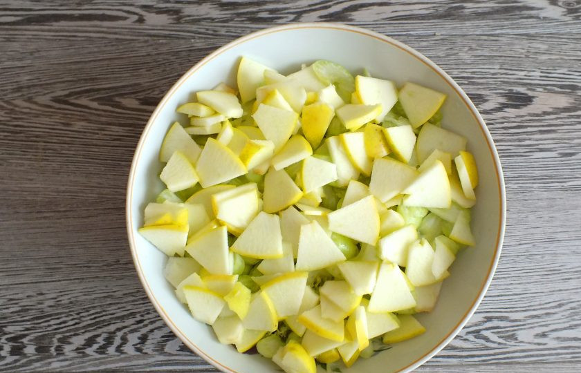 1. Этап. Салат Белые ночи с ананасом и сельдереем: Яблоко очистите от семенной коробочки. Нарежьте на дольки, а после на тонкие пластинки.