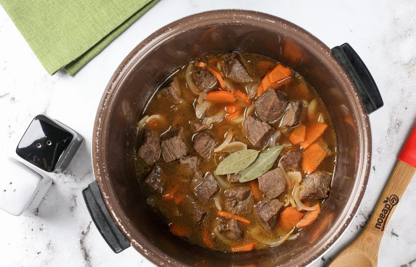 1. Этап. Томлёная говядина в мультиварке: Добавьте специи по вкусу и лавровый лист. Влейте воду, чтобы она почти полностью покрыла мясо. Закройте чашу крышкой и установите режим Мультиповар (Томление, Slow cook) — температура 85 градусов на 4 часа. Обязательно следите в первый раз за процессом и проверяйте периодически готовность мяса. Возможно время увеличится или уменьшится, в зависимости от возраста говядины. Можно установить температуру чуть меньше или чуть больше, в зависимости от этого время приготовления тоже будет варьироваться.