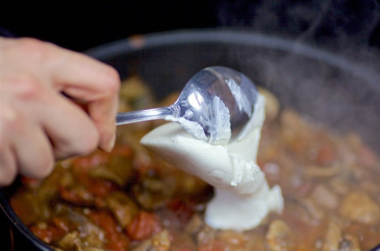 1. Этап. Грибная подлива с горохом: 5. Тушите грибы на медленном огне. Добавьте укроп, паприку, перец и сметану.