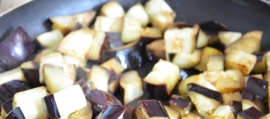 1. Этап. Баклажаны с чесноком соленые: Жарим баклажаны около 15 мин. на огне, постоянно помешивая. Сковородка должна быть хорошо залита подсолнечным маслом.