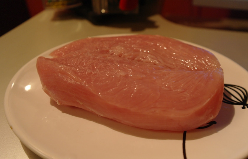 1. Этап. Стейк из индейки на сковороде: Стейк промываем под проточной водой и просушиваем бумажным полотенцем.