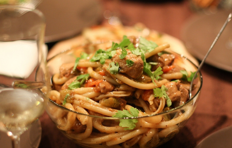 1. Этап. Спагетти со свининой: Слейте воду (после варки), а спагетти смешайте с мясом и овощами. Подавайте к столу, присыпав свежей петрушкой. Приятного аппетита!