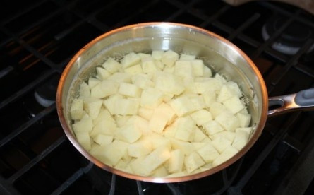 1. Этап. Картофельный салат с яйцом: 1. Картофель очистите, нарежьте небольшими кубиками и отправьте в кастрюлю с водой. Доведите до кипения, подсолите и варите на среднем огне до мягкости.