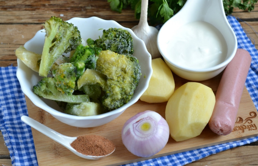 1. Этап. Суп-пюре из брокколи со сливками: Подготовьте все необходимые ингердиенты. Картофель, лук и чеснок очистите. Обратите внимание, картофеля для супа требуется совсем немного, он является дополняющим вкус ингредиентом, а не главным, поэтому возьмите всего 2-3 небольшие картофелины. Если готовите этот суп для маленьких детей, то количество чеснока нужно уменьшить или не использовать его вовсе, это же относится и к мускатному ореху.