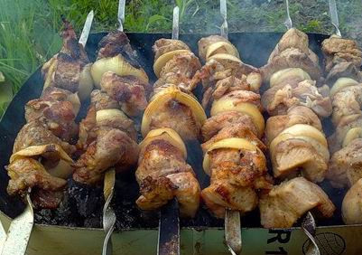 1. Этап. Правильный шашлык из свинины: 4. Кстати, можно такой шашлык запечь прямо в духовке в том же пакете (1.5 часа надо держать). Или же, как и положено, поджарим на огне.