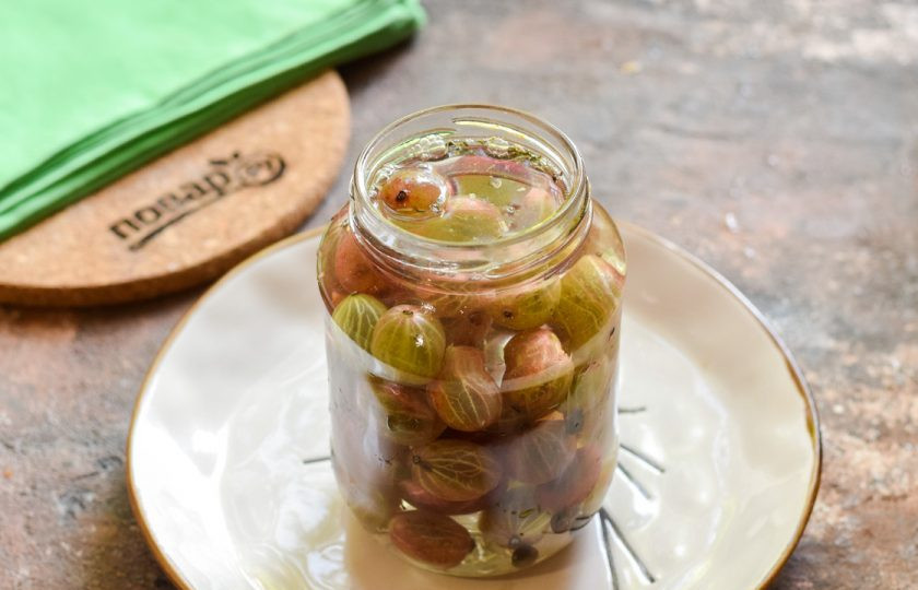 1. Этап. Маринованный крыжовник на зиму: Залейте крыжовник кипятком и дайте постоять 10 минут. После воду слейте, доведите до кипения и снова залейте в банку на 10 минут.