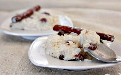 1. Этап. Рисовый десерт с изюмом: 8. Ложкой выложить рисовый десерт на порционные тарелки. Дать остыть при комнатной температуре перед подачей на стол. Хранить закрытым в холодильнике.