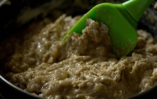 1. Этап. Маффины без яиц: 9. Небольшими порциями добавляйте в банановое пюре, замешивая однородное тесто без комочков. Чтобы маффины без яиц в домашних условиях были более ароматными, добавьте щепотку корицы или ванилин.