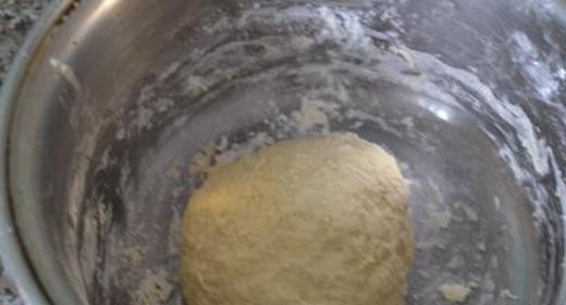 1. Этап. Соленые чесночные крендельки: Замешайте тесто. Оставьте его в тёплом месте на 1 час.