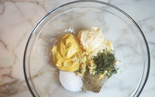 1. Этап. Картофель на гриле в маринаде: 3. Сделайте маринад. Смешайте майонез, соль, перец, тимьян, мелко нашинкованный чеснок.