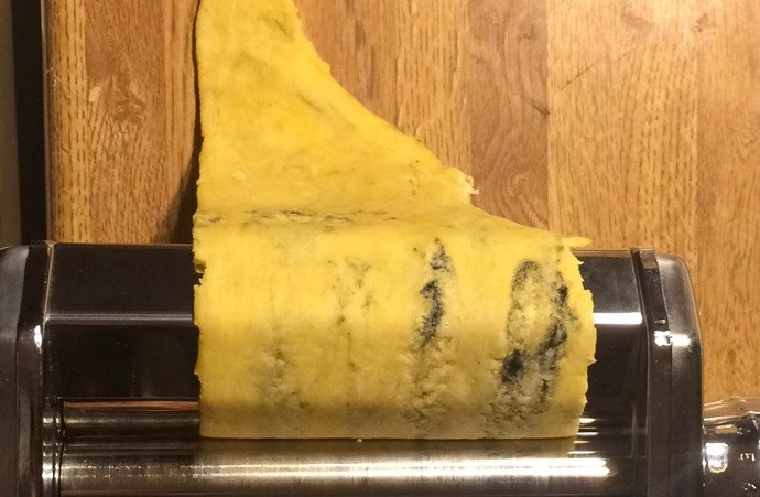 1. Этап. Самодельная паста: 4. Воспользуйтесь специальной насадкой для раскатки теста, сделайте тонкий пласт.