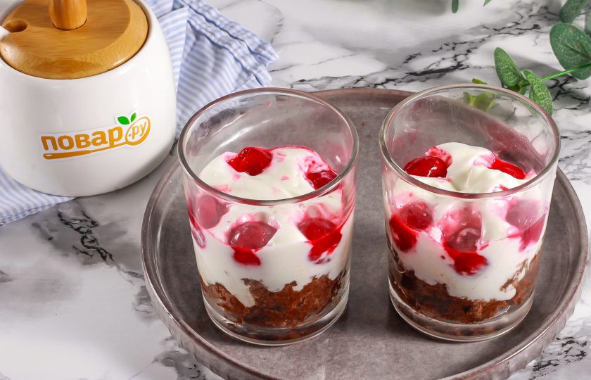 1. Этап. Десерт Панчо в стакане: Затем добавьте вишню без косточек или ананасы.