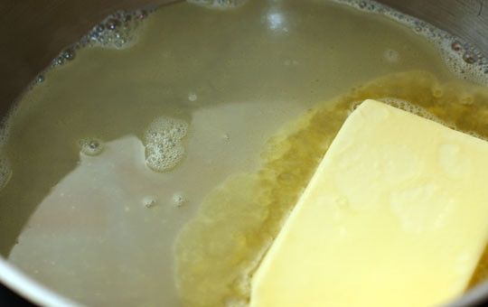 1. Этап. Торт Крокембуш: 1. Тесто готовим в широкой кастрюльке или даже в высокой сковороде. На сильном огне растапливаем одну из трех пачек масла с половиной литра воды.