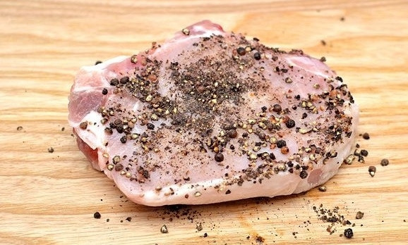 1. Этап. Перечный стейк: 2. Перец из ступки выложите на донышко и вдавите в него мясо. Переверните и повторите.