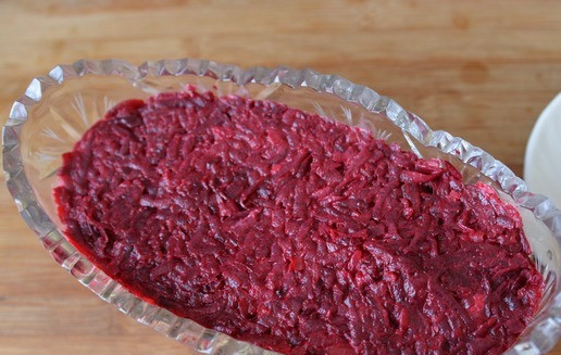 1. Этап. Салат Манон: Далее кладём свеклу с майонезом и чесноком.