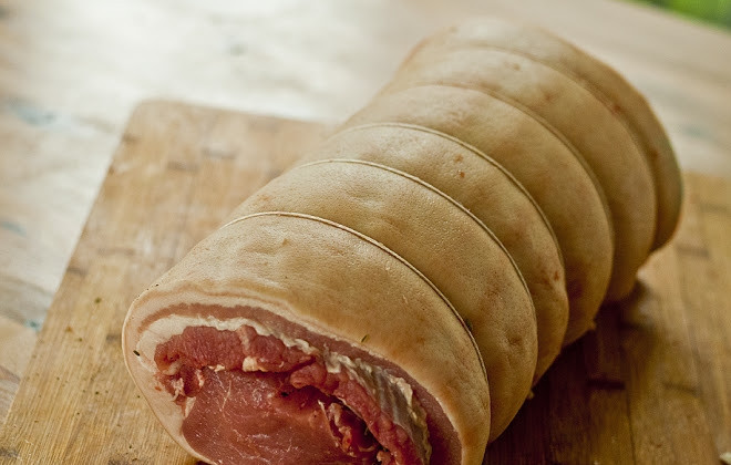 1. Этап. Паркет из свинины: 3. Аккуратно сверните рулетом и закрепите плотной ниткой. Смажьте оливковым маслом.