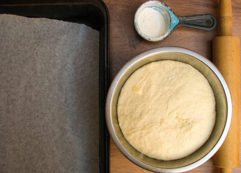 1. Этап. Пончики классические: 3. Вымешиваем его до эластичного состояния, но не 