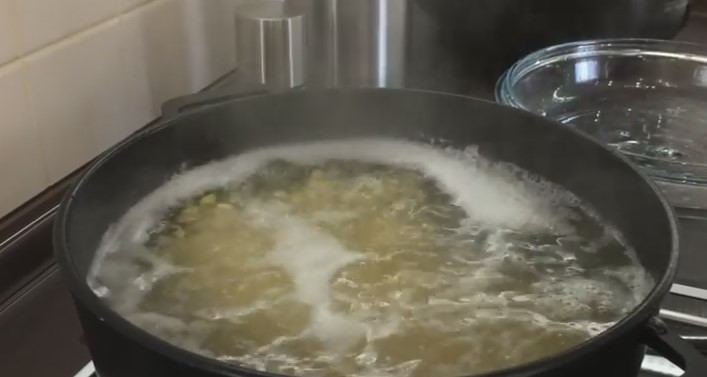 1. Этап. Очень вкусный гороховый суп с копчеными ребрышками: 2. В пятилитровую кастрюлю переложите горох, поставьте его на плиту. Минут за 20 он должен свариться. Во время кипения обязательно снимайте пену.