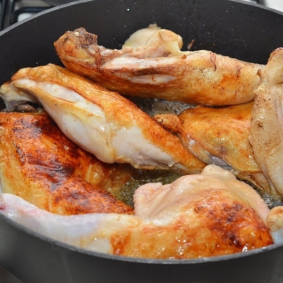 1. Этап. Куриные окорочка в вине: В разогретую сковороду кладем наши окорочка, обжариваем их с обеих сторон до образования румяной корочки.