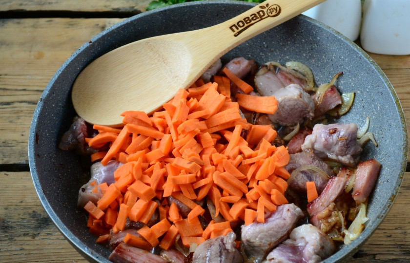 1. Этап. Жаркое по-уральски (рецепт из сказки!): Затем добавьте морковь, нарезанную соломкой. Готовьте еще несколько минут.